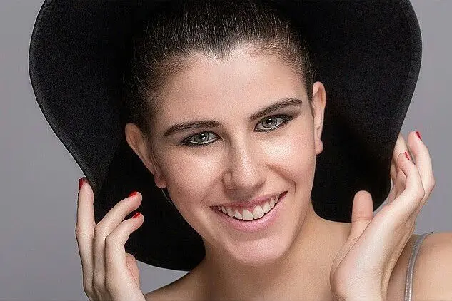 Primer plano de modelo con sombrero en book personal por Daniel Rey Ph