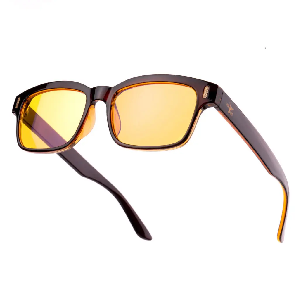 Fotografía de producto high-end de Lentes con cristales amarillos. Retoque digital y limpieza para catálogo de venta online y publicidad.