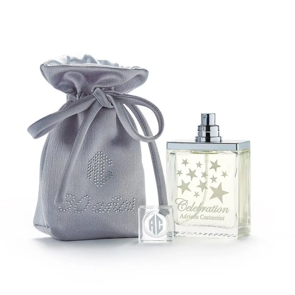 Bodegón de producto premium para envase cosmético plateado. Iluminación técnica de brillos y reflejos para campaña publicitaria de belleza