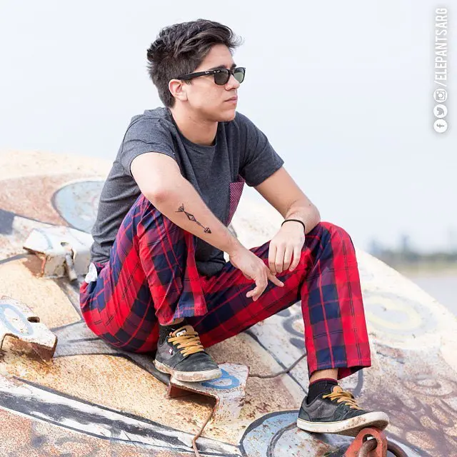 Modelo Masculino producción de pantalones en exteriores por Daniel Rey