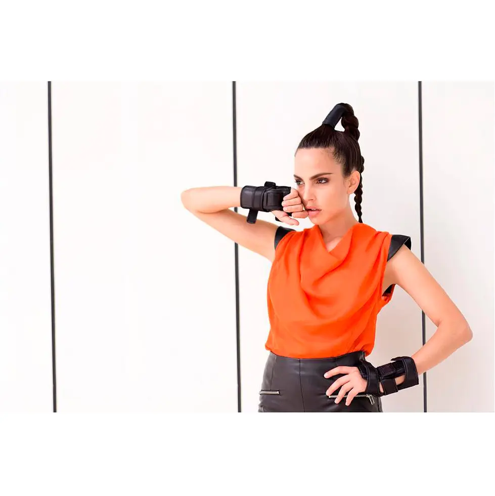 Mujer Deportista con indumentaria fashion sport posando en la calles de Buenos Aires